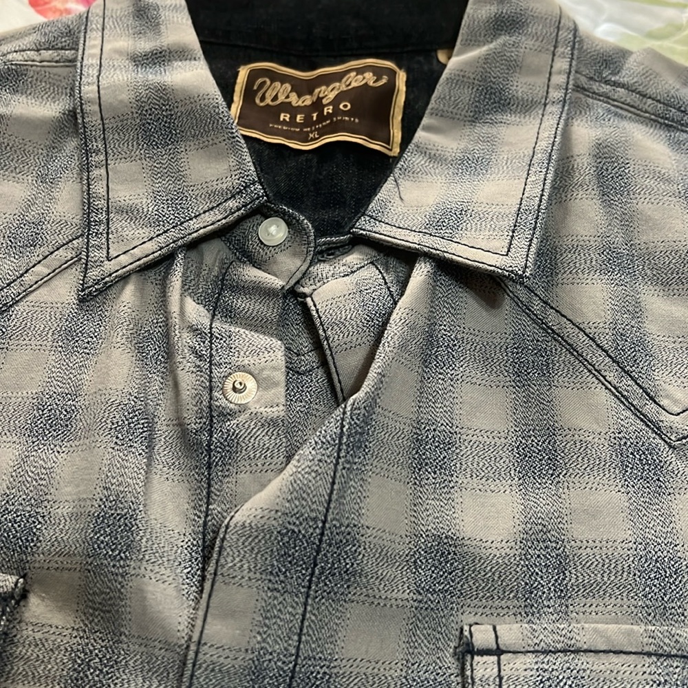 Men’s xl wrangler retro long sleeve shirt in grey/ blue color